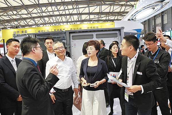禚玉娇总裁在SMA-Solar展台听取逆变器产品的相关情形介绍.jpg
