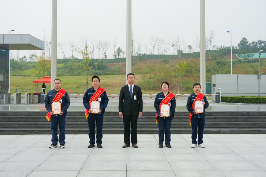 551a6f7b4a1541b7a61633162d144a30