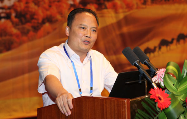 刘汉元主席揭晓《施展光伏资源优势助推新疆经济开展》的主题演讲