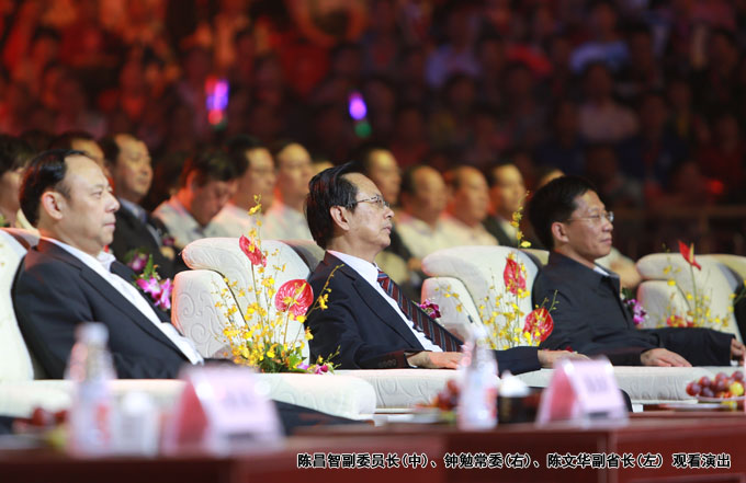 陈昌智副委员长(中)、、钟勉常委(右)、、陈文华副省长(左) 寓目演出