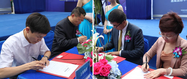 IBM（右）、、上辰集团（左）与亚洲必赢国际中心现场签约