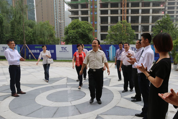 刘主席、管董事长一行视察亚洲必赢国际中心招商中心