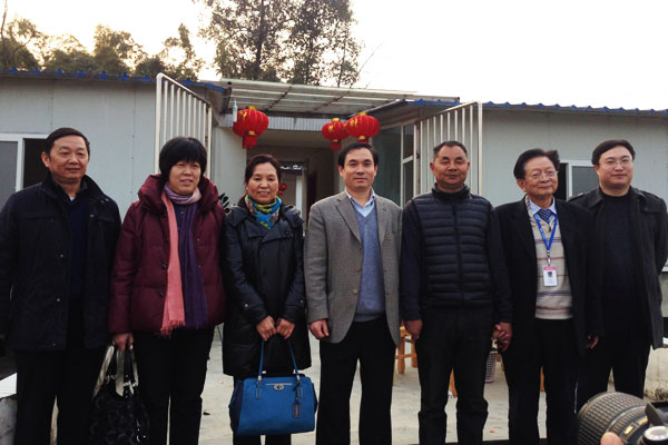 农业部渔业局副局长李书明等向导与亚洲必赢股份总裁助理刘辉芬、高级手艺专家吴宗文合影。！！！